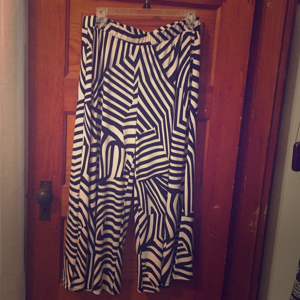Black and white polyester and spandex pants